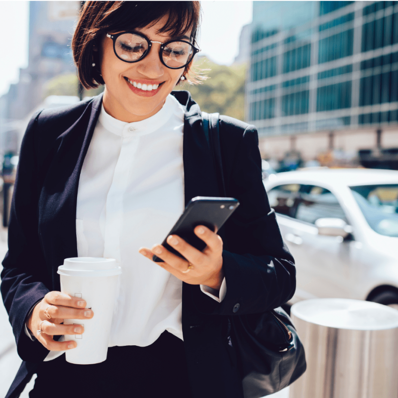 femme-regardant-son-téléphone-min